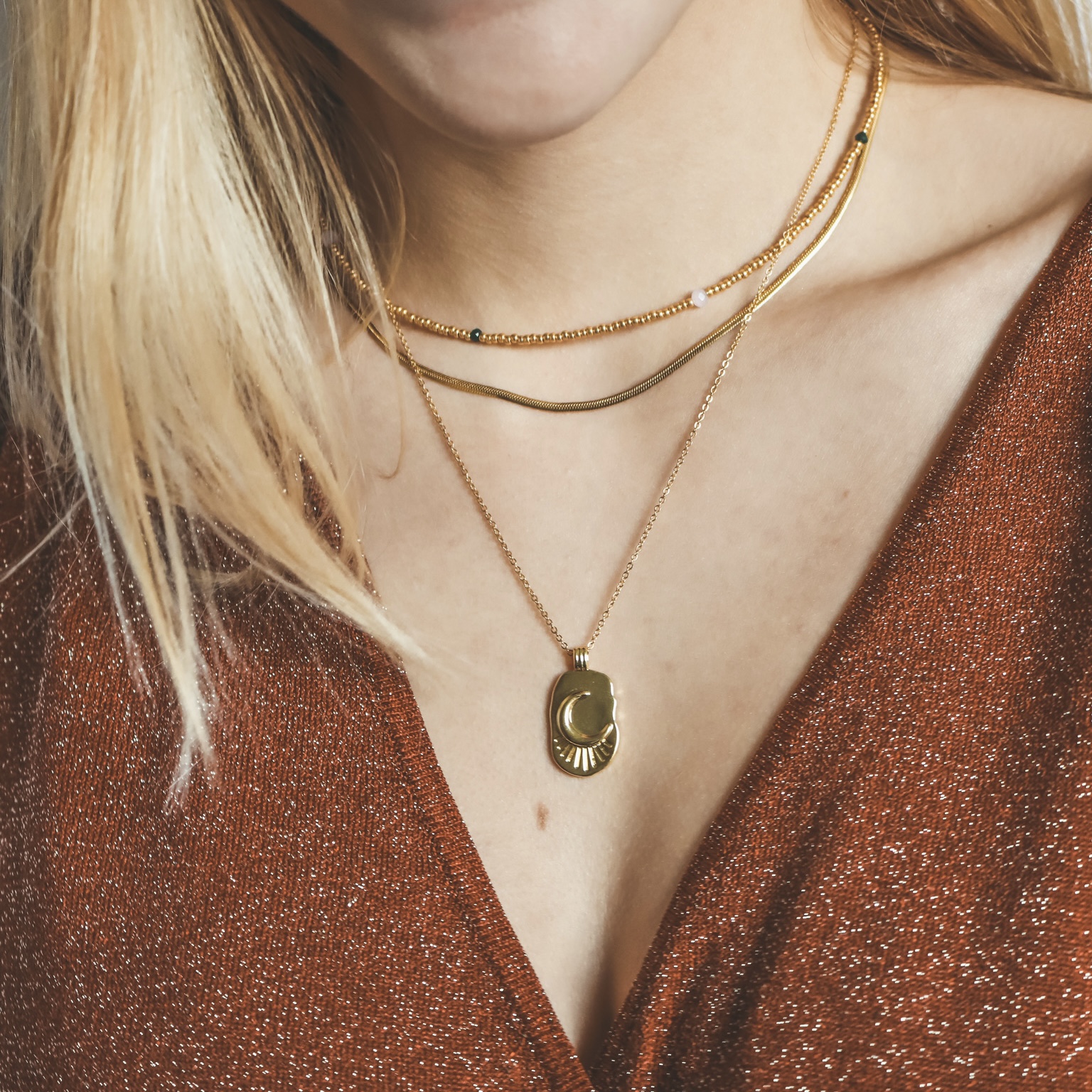 Fine jewelry: oval tag moon
