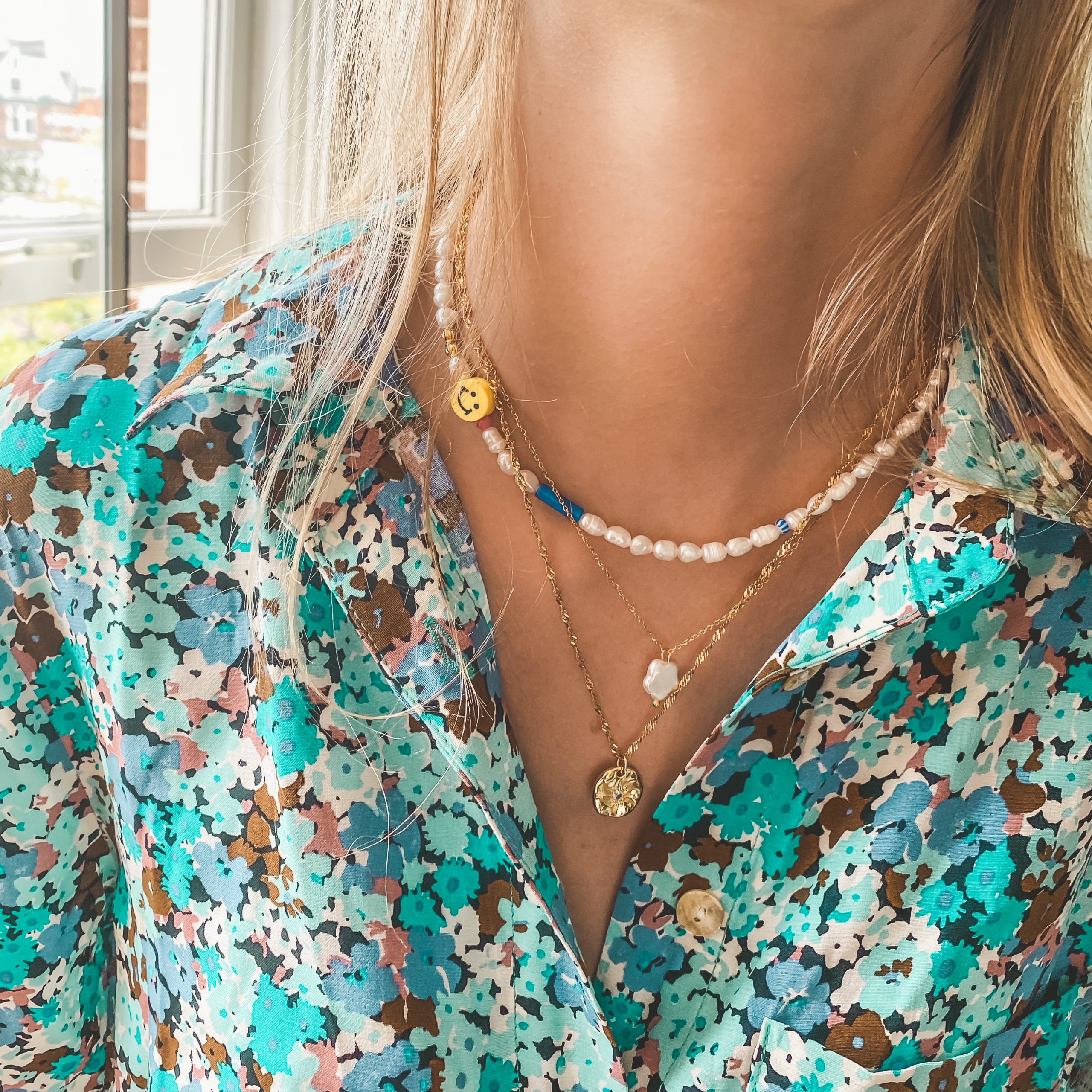 Fine jewelry: pearl flower gold